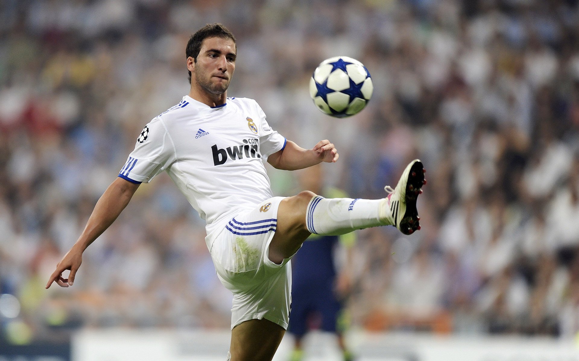 意甲球队使用深度视觉追踪优化中路组织者的控球区域